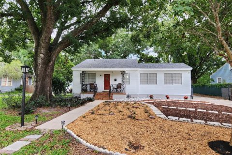 House in Tampa, Florida 4 bedrooms, 153.57 sq.m. № 1357409 - photo 1