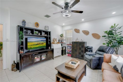 House in Miami, Florida 5 bedrooms, 227.05 sq.m. № 1389613 - photo 19