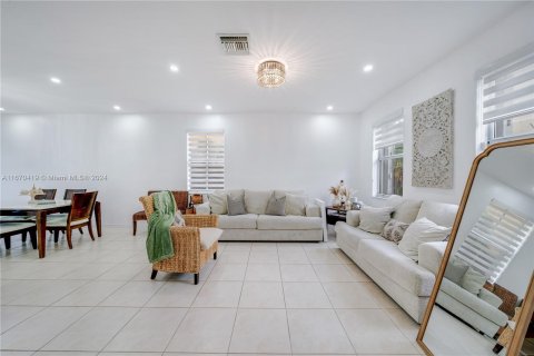 House in Miami, Florida 5 bedrooms, 227.05 sq.m. № 1389613 - photo 9