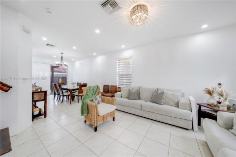 House in Miami, Florida 5 bedrooms, 227.05 sq.m. № 1389613 - photo 10