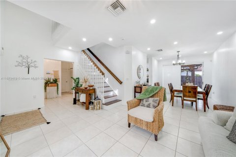 House in Miami, Florida 5 bedrooms, 227.05 sq.m. № 1389613 - photo 11