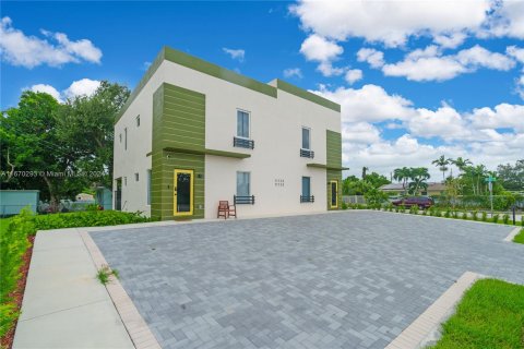 Immobilier commercial à vendre à Miami, Floride: 312.15 m2 № 1389657 - photo 2