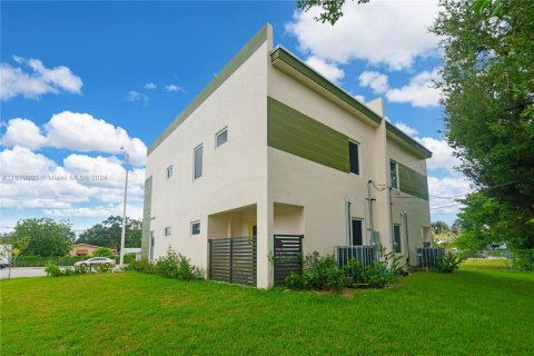 Immobilier commercial à vendre à Miami, Floride: 312.15 m2 № 1389657 - photo 4