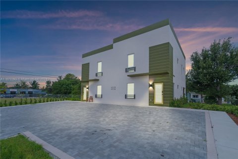 Immobilier commercial à vendre à Miami, Floride: 312.15 m2 № 1389657 - photo 1