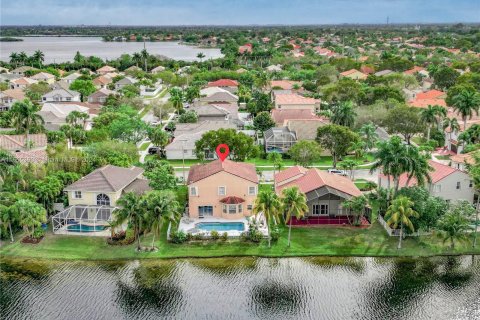 House in Pembroke Pines, Florida 5 bedrooms, 293.11 sq.m. № 1353879 - photo 8