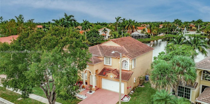 Villa ou maison à Pembroke Pines, Floride 5 chambres, 293.11 m2 № 1353879