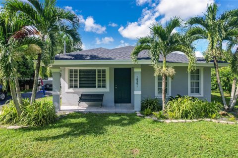 Villa ou maison à louer à Miami, Floride: 3 chambres, 132.01 m2 № 1332819 - photo 2