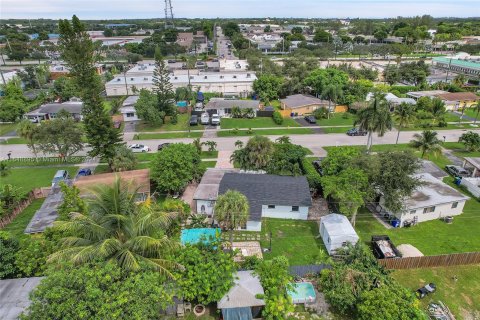 House in Margate, Florida 4 bedrooms, 101.91 sq.m. № 1331291 - photo 10