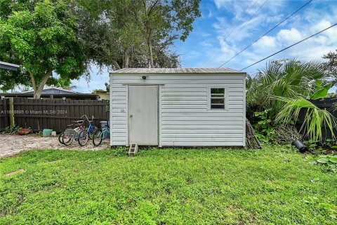 House in Margate, Florida 4 bedrooms, 101.91 sq.m. № 1331291 - photo 16