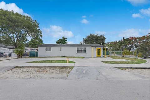 Propiedad comercial en venta en Miami Gardens, Florida № 1234106 - foto 1