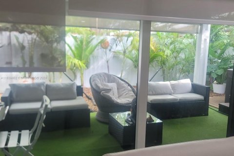 Casa en venta en Miami, Florida, 2 dormitorios № 1315707 - foto 13