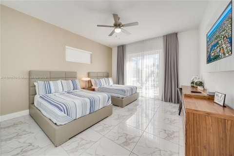 House in Marco Island, Florida 4 bedrooms, 325.16 sq.m. № 997699 - photo 26