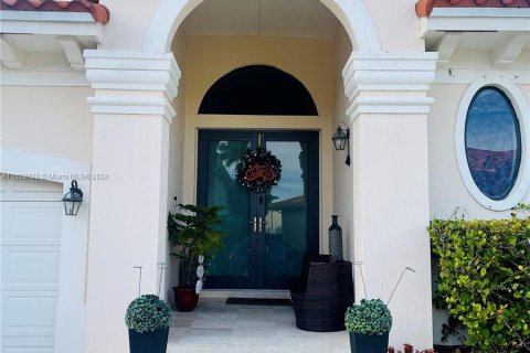 Купить виллу или дом в Катлер-Бей, Флорида 4 спальни, 231.88м2, № 997861 - фото 2