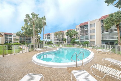 Condo in Lauderhill, Florida, 2 bedrooms  № 1120011 - photo 11