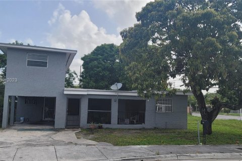 Casa en venta en Miami Gardens, Florida, 5 dormitorios, 208.84 m2 № 785346 - foto 1