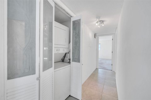 Condo in Fort Lauderdale, Florida, 2 bedrooms  № 922437 - photo 9