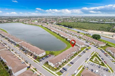 Adosado en venta en Cutler Bay, Florida, 3 dormitorios, 124.02 m2 № 1410797 - foto 3