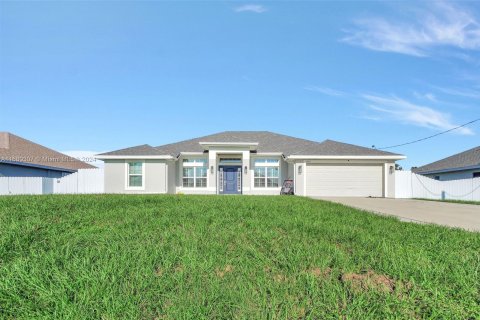 House in Lehigh Acres, Florida 4 bedrooms, 199.83 sq.m. № 1410842 - photo 1