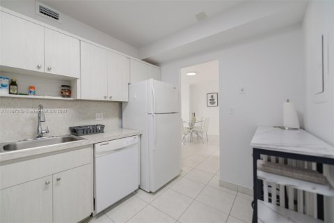 Condo in Hallandale Beach, Florida, 1 bedroom  № 1381880 - photo 12