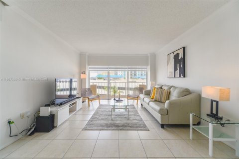 Condo in Hallandale Beach, Florida, 1 bedroom  № 1381880 - photo 5