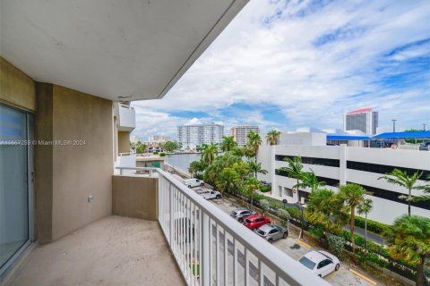 Condo in Hallandale Beach, Florida, 1 bedroom  № 1381880 - photo 20