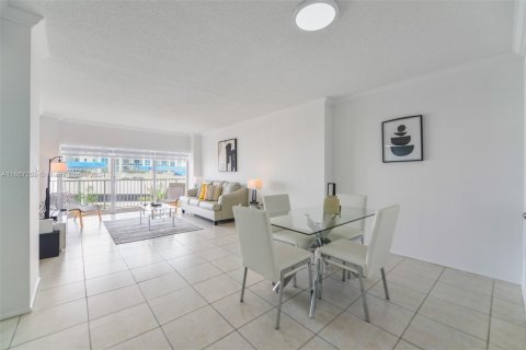 Condo in Hallandale Beach, Florida, 1 bedroom  № 1381880 - photo 2