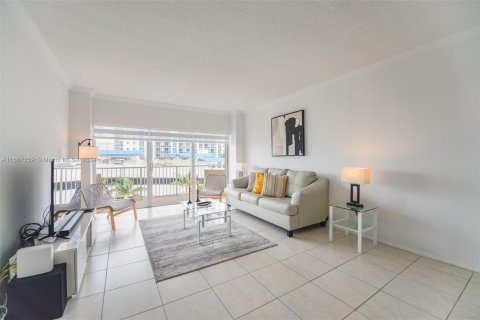 Condo in Hallandale Beach, Florida, 1 bedroom  № 1381880 - photo 4