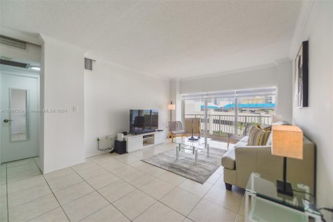 Condo in Hallandale Beach, Florida, 1 bedroom  № 1381880 - photo 6