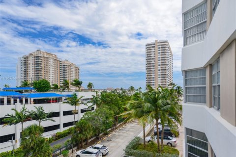 Condo in Hallandale Beach, Florida, 1 bedroom  № 1381880 - photo 1