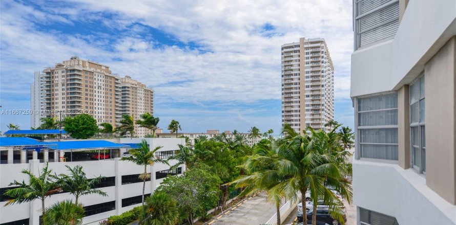 Condo in Hallandale Beach, Florida, 1 bedroom  № 1381880