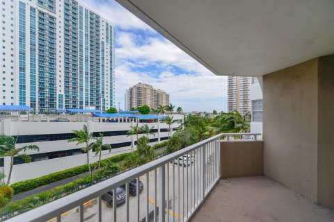 Condo in Hallandale Beach, Florida, 1 bedroom  № 1381880 - photo 19