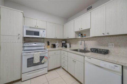 Condo in Hallandale Beach, Florida, 1 bedroom  № 1381880 - photo 10