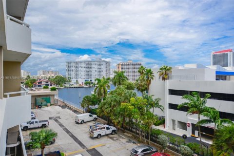 Condo in Hallandale Beach, Florida, 1 bedroom  № 1381880 - photo 21