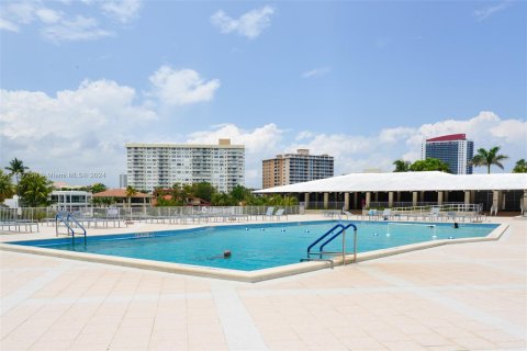 Condo in Hallandale Beach, Florida, 1 bedroom  № 1381880 - photo 23