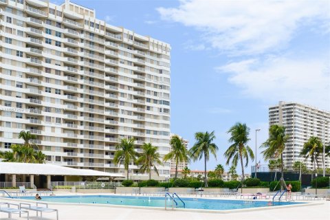 Condo in Hallandale Beach, Florida, 1 bedroom  № 1381880 - photo 24