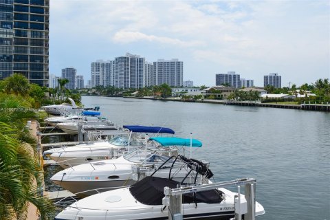 Condo in Hallandale Beach, Florida, 1 bedroom  № 1381880 - photo 25