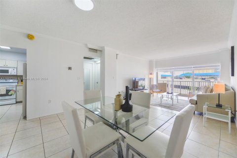 Condo in Hallandale Beach, Florida, 1 bedroom  № 1381880 - photo 3