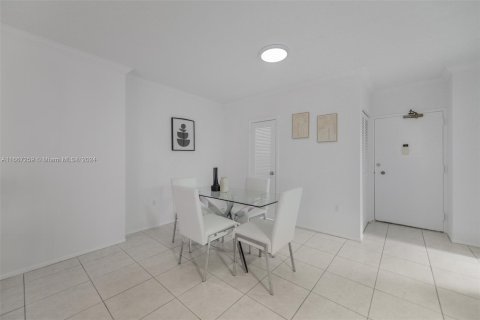 Condo in Hallandale Beach, Florida, 1 bedroom  № 1381880 - photo 9