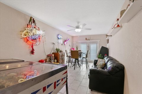 Condo in New Port Richey, Florida, 3 bedrooms  № 1341970 - photo 7