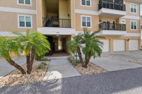 Condo in New Port Richey, Florida, 3 bedrooms  № 1341970 - photo 1