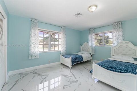 House in Lighthouse Point, Florida 4 bedrooms, 188.31 sq.m. № 1207189 - photo 11