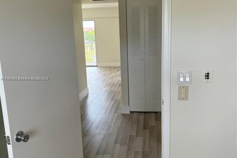 Condominio en venta en Pembroke Pines, Florida, 1 dormitorio, 88.91 m2 № 1176510 - foto 7