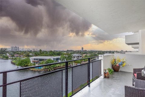 Condominio en venta en Hallandale Beach, Florida, 2 dormitorios, 120.77 m2 № 1231861 - foto 1