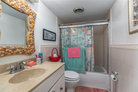 Condominio en venta en Hallandale Beach, Florida, 2 dormitorios, 120.77 m2 № 1231861 - foto 12
