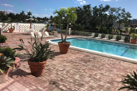 Condominio en venta en Hallandale Beach, Florida, 2 dormitorios, 120.77 m2 № 1231861 - foto 16