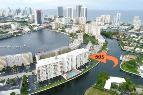 Condominio en venta en Hallandale Beach, Florida, 2 dormitorios, 120.77 m2 № 1231861 - foto 13