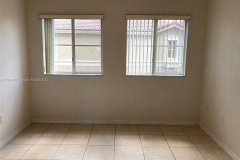 Townhouse in Doral, Florida 4 bedrooms, 140 sq.m. № 1187149 - photo 18