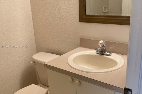 Townhouse in Doral, Florida 4 bedrooms, 140 sq.m. № 1187149 - photo 13