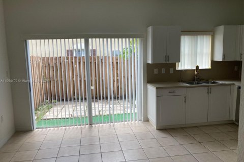 Townhouse in Doral, Florida 4 bedrooms, 140 sq.m. № 1187149 - photo 5