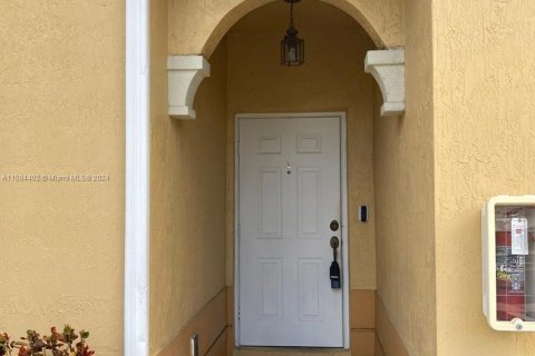 Townhouse in Doral, Florida 4 bedrooms, 140 sq.m. № 1187149 - photo 3